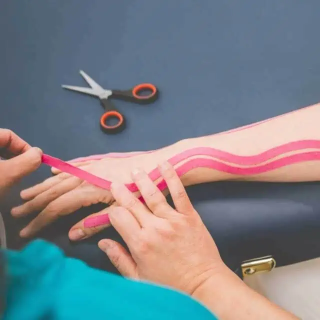 Anlegen eines Kinesio-Tapes am Unterarm