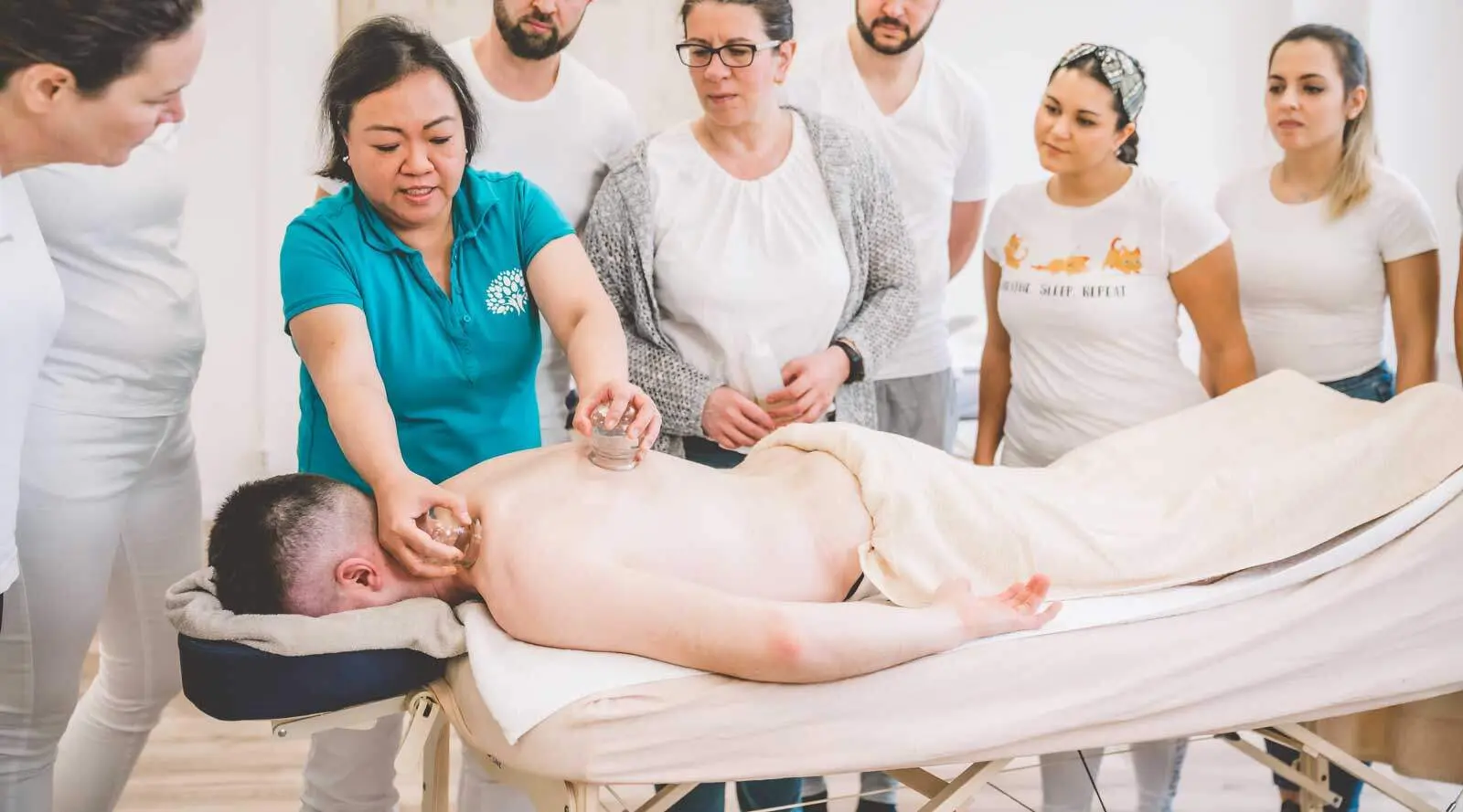 Bei der Schröpfmassage werden vakuumierte Gläser (oder ähnlich) vorsichtig am ganzen Körper gezogenund geschoben.