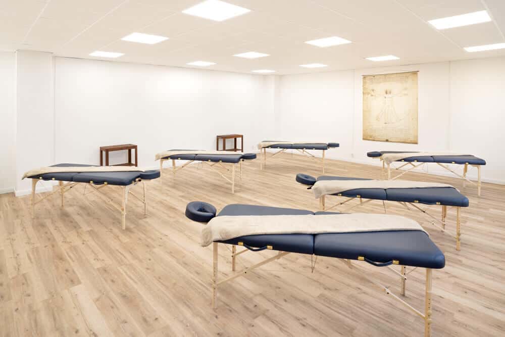 massageausbildung-massagetherapeut-massageschule-schulungsraum-praxis-liegen