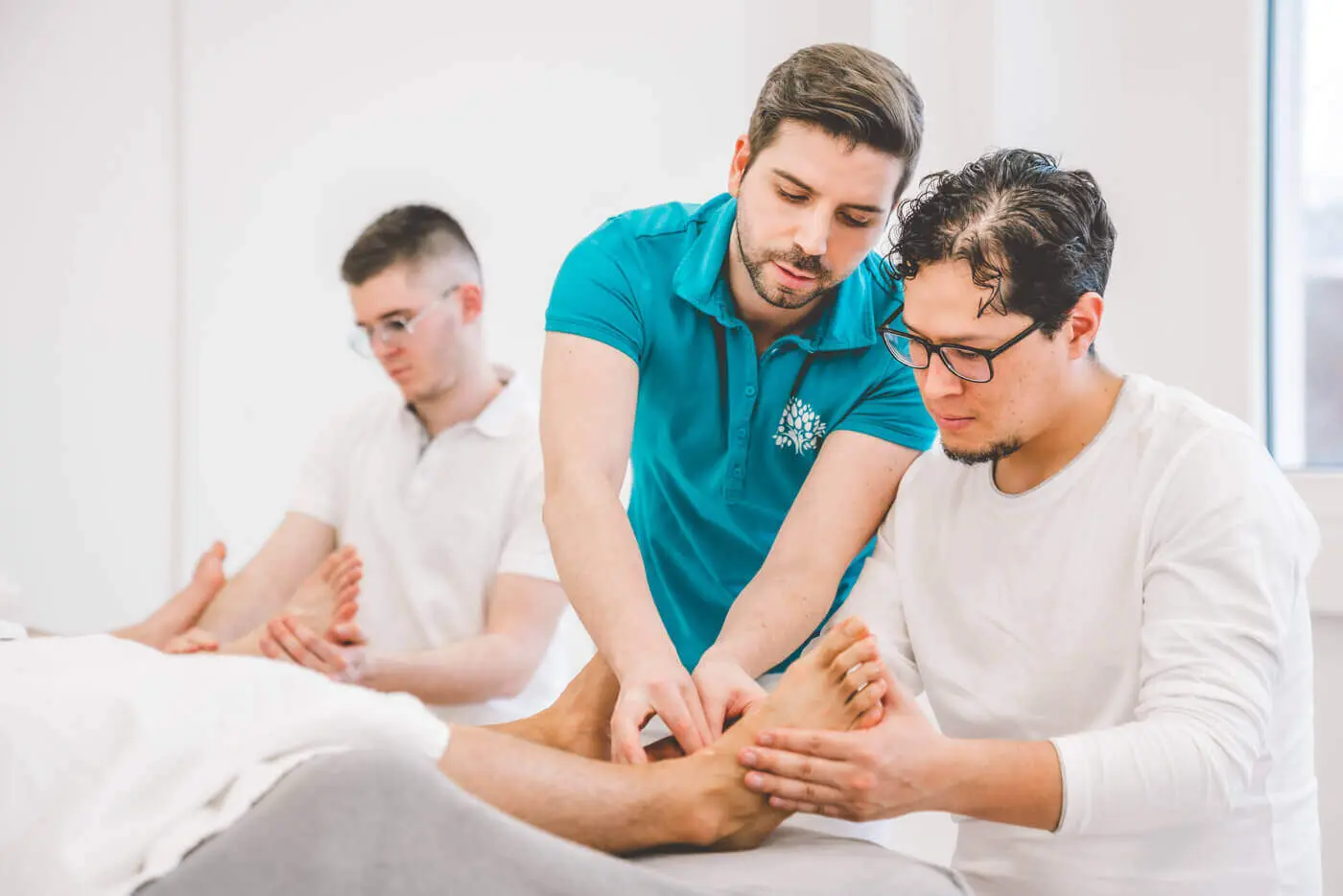 Die Fußreflexzonen Massage ist komplexer als sie zunächst scheint. Bei dieser Form der Massage gibt es vieles zu beachten.